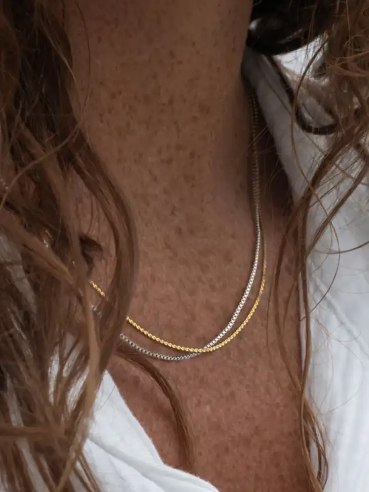 FLUID CHAIN NECKLACE