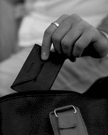 minimal vacier wallet lifestyle