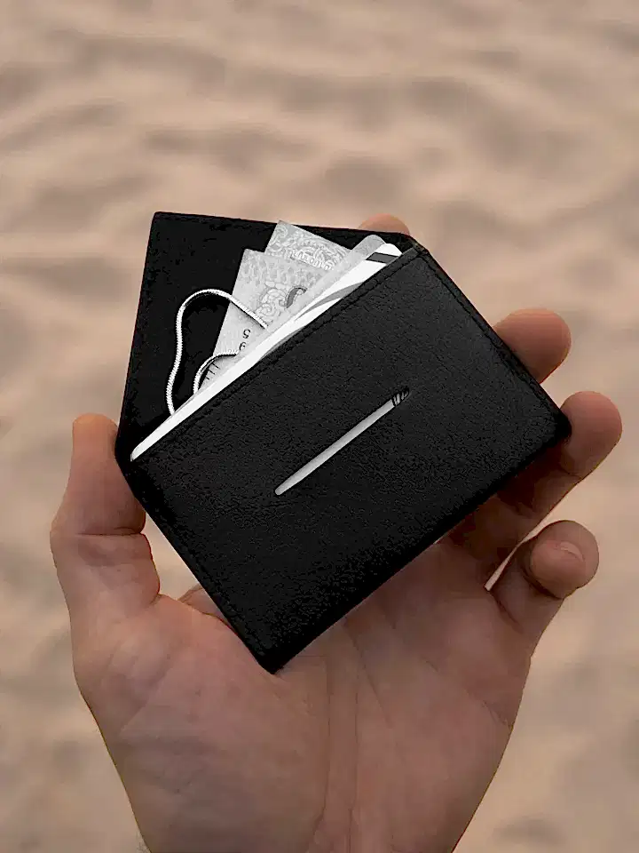 minimal vacier wallet with cards inside 